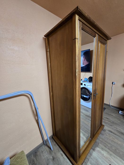 Гардероб двукрилен с огледало