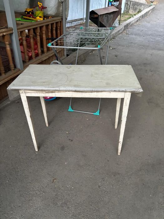 Продам стол на ножках