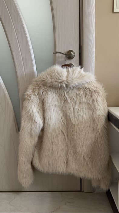 Пухкаво бежово яке – топло и стилно!