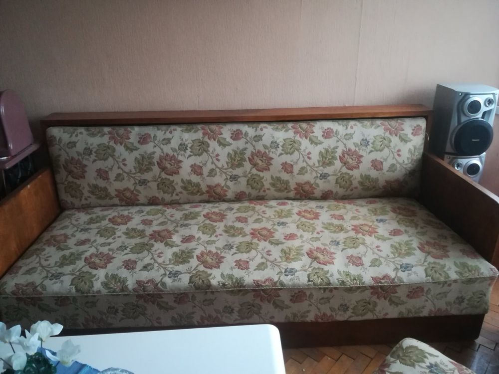 Подарявам стара мека мебел дърво и плат
