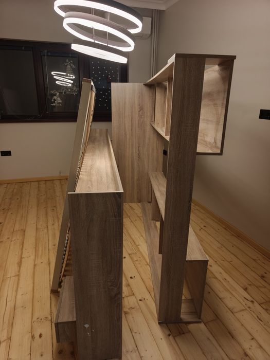 Спалня с рамка и нощни шкафчета