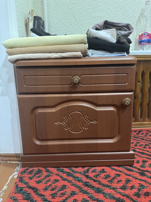 Krovat (matrassiz), 2 ta tumbochka va katta shkaf sotiladi