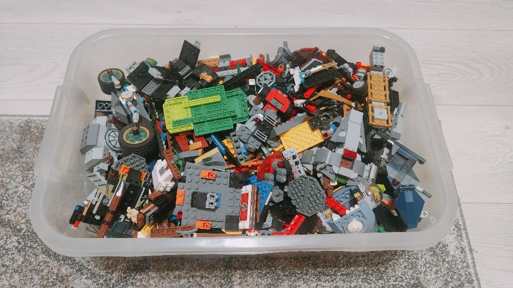 Lada diferite piese Lego