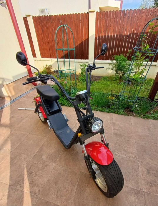 Vând moped culoare rosie 1600 km in perfecta stare de funcționare