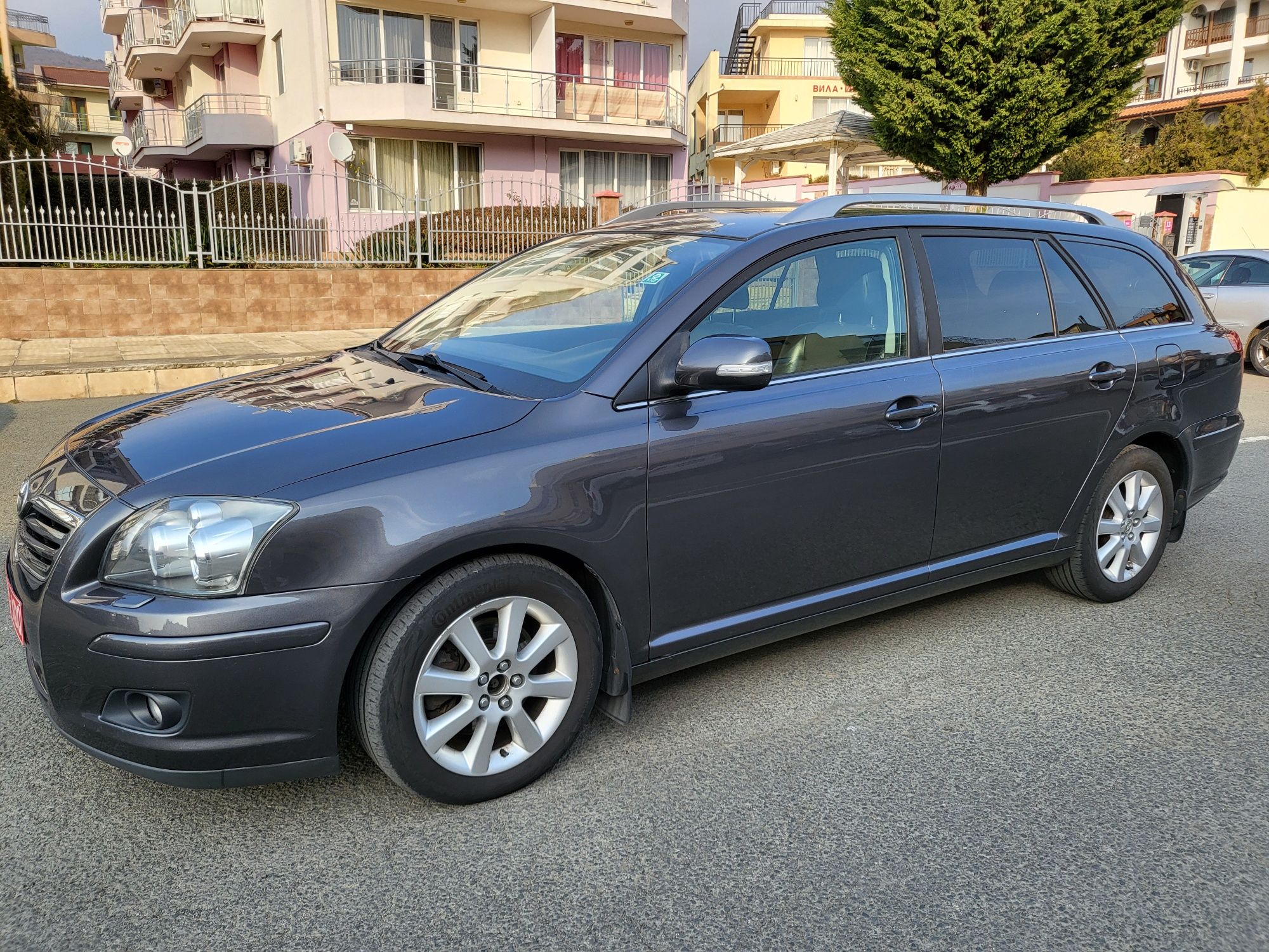 Таета авенсис 2.0 Д4Д 126 коня, цветът е много красив, мокър асфалт, ч