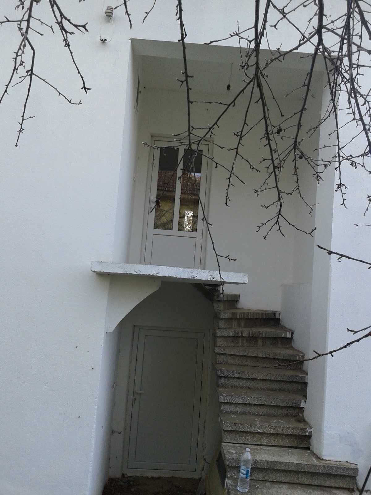 Масивна къща в село Голяма Брестница