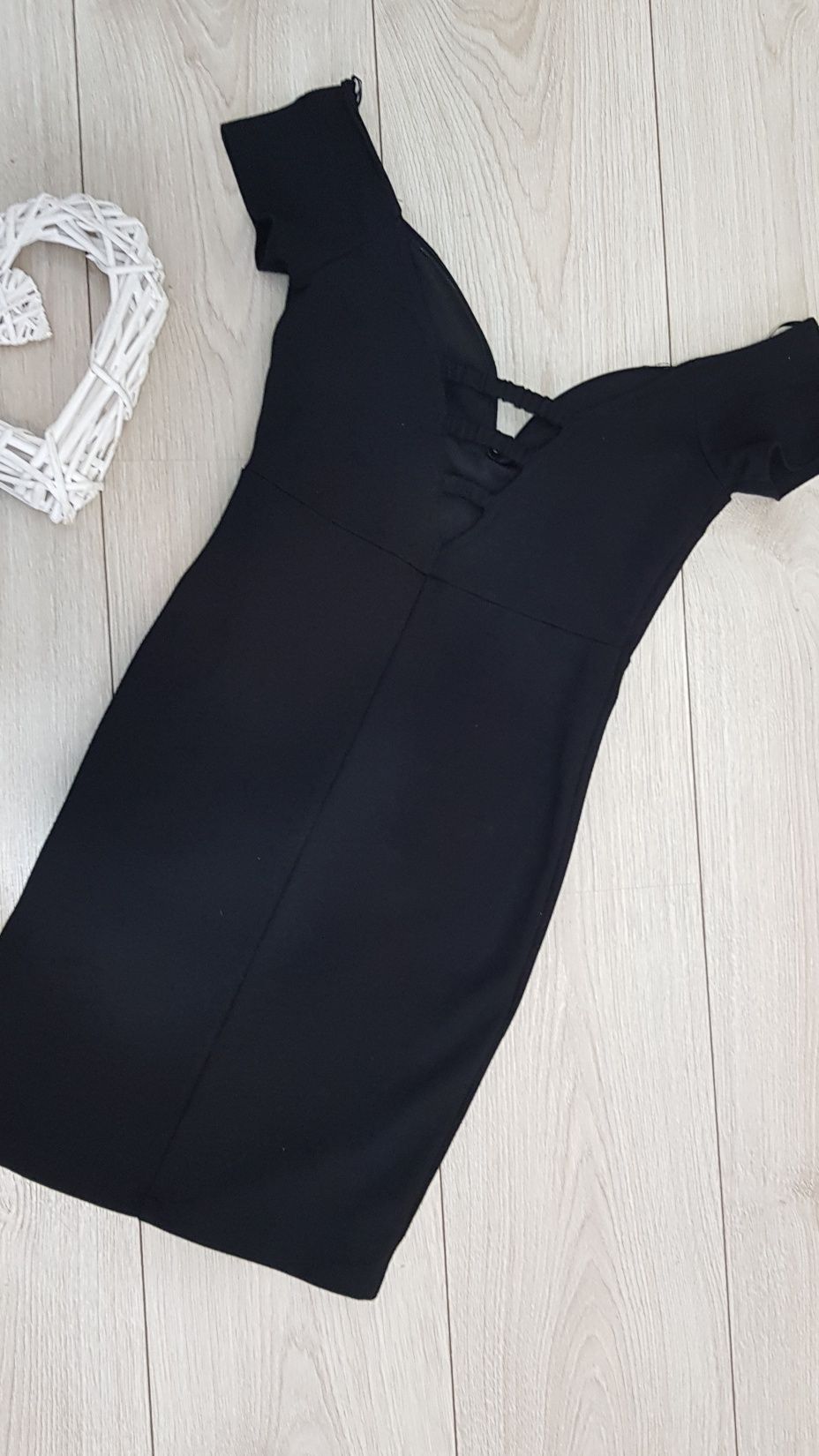 Rochie mini, neagra, pe corp