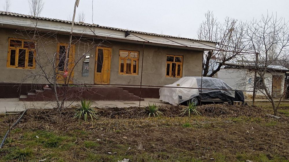 10 sotix yer sotiladi