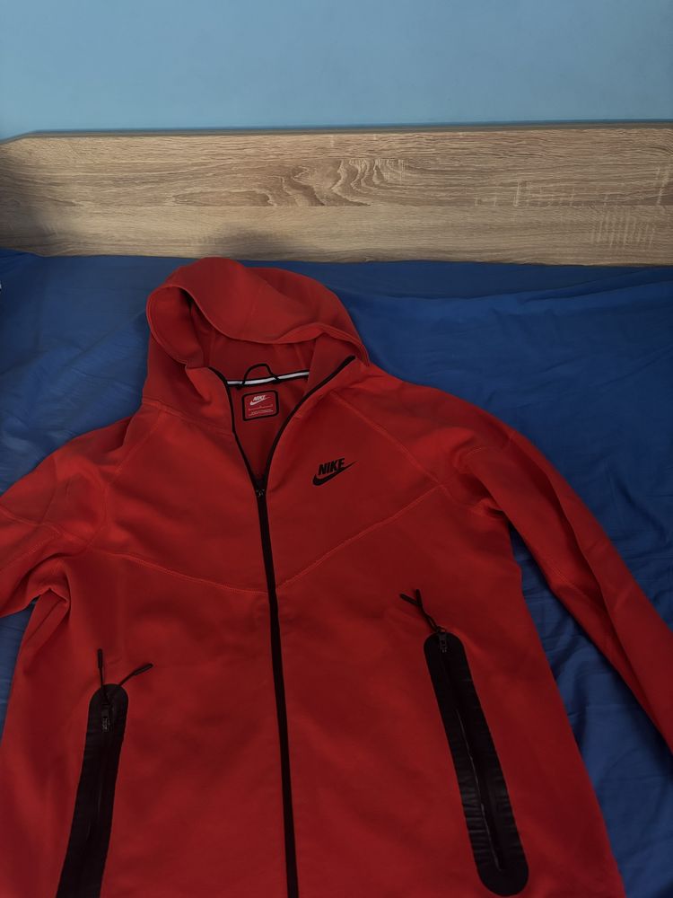 Продавам червен tech fleece
