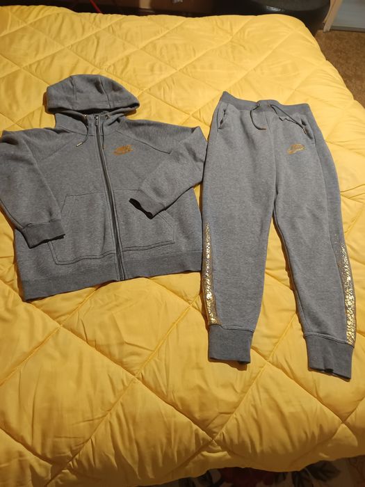 Дамски екип неразличим от нов . Обличан е броени пъти.