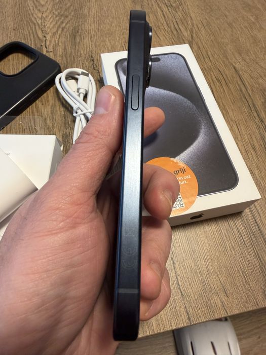 Iphone 15Pro cu husa si incarcaror