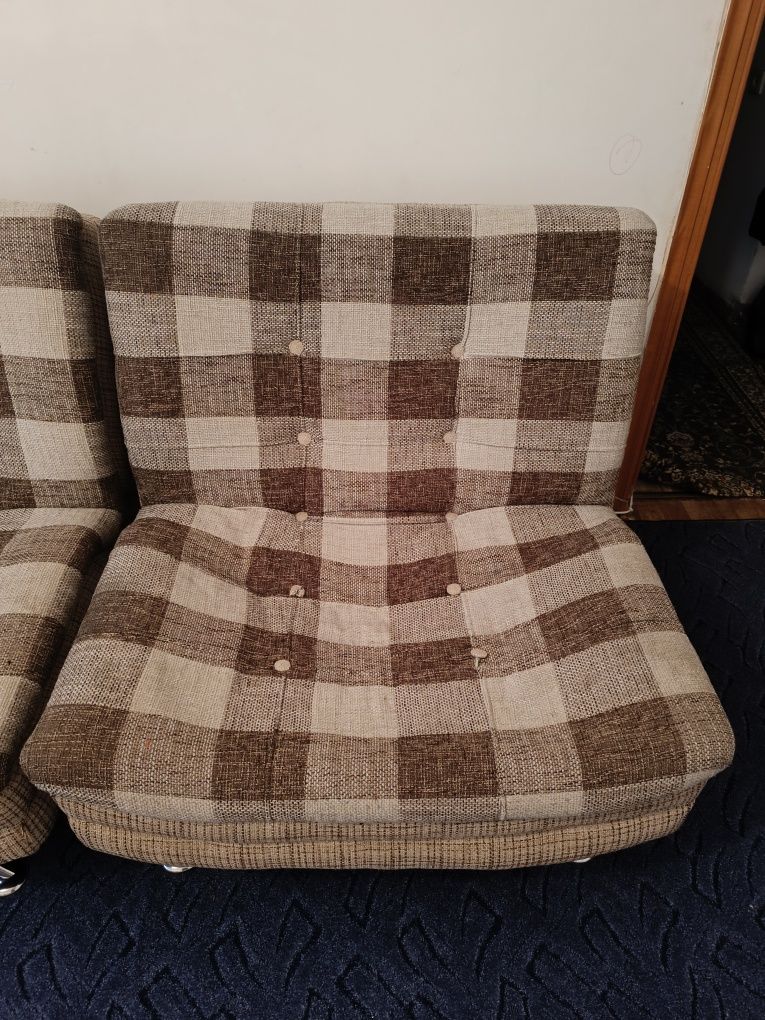 Продам диван с двумя креслами.