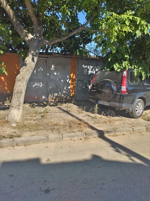 Къща с два гоража до Хисаря