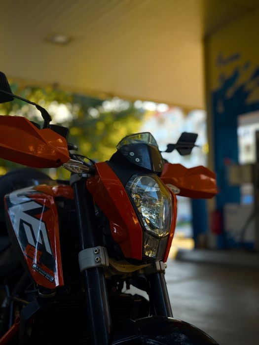 Ktm duke 125.