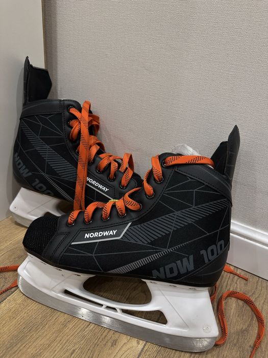 Продаю коньки 39-40 размер почти новые