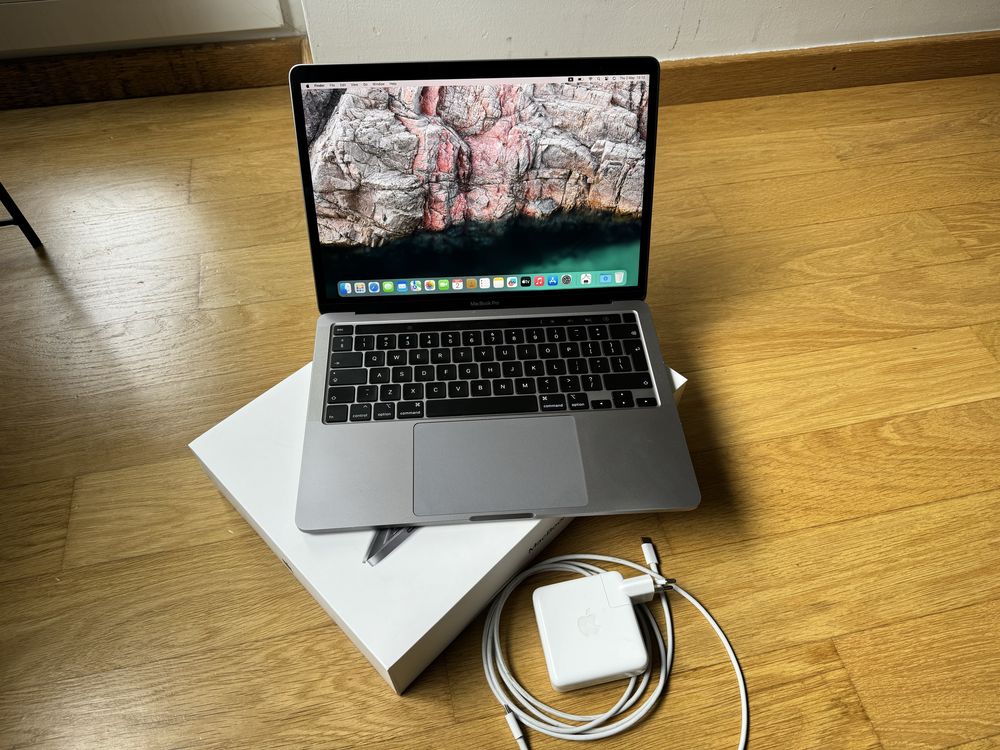 MacBook Pro 13”, Retina & Touchbar, 2GHz Quad-Core i5, 16 GB RAM, 512