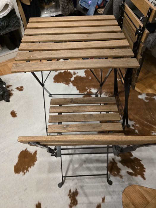 Маса със столове