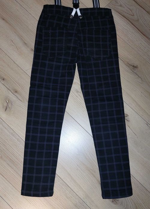 Pantaloni cu bretelele detașabile