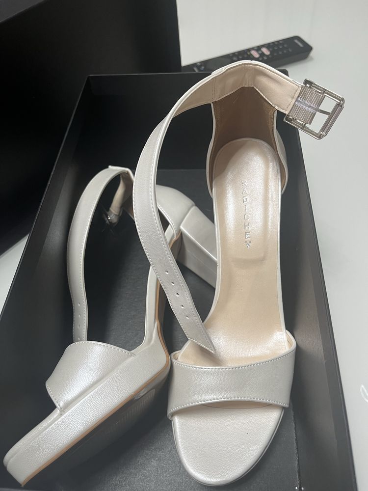 Radichev Удобни сандали с дебел ток в бял цвят