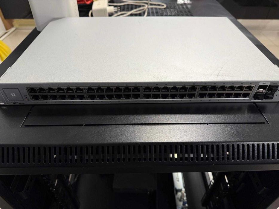 Switch Managed 48 Porturi Gigabit Ubiquiti UniFi Switch 48, Rackabil