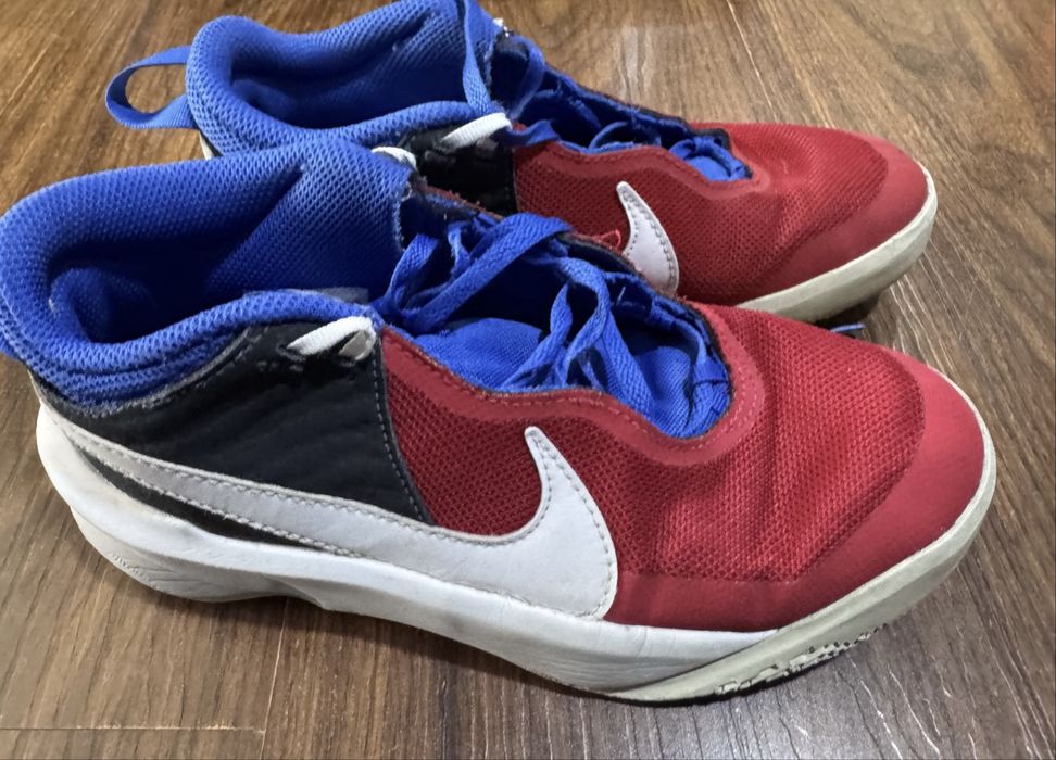 Кроссовки спортивные