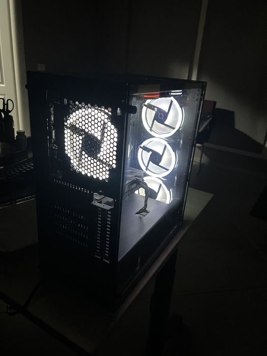 Vând PC Gaming - Nvidia GeForce RTX 3050 8GB GDDR6, 16GB RAM Stare Pf.