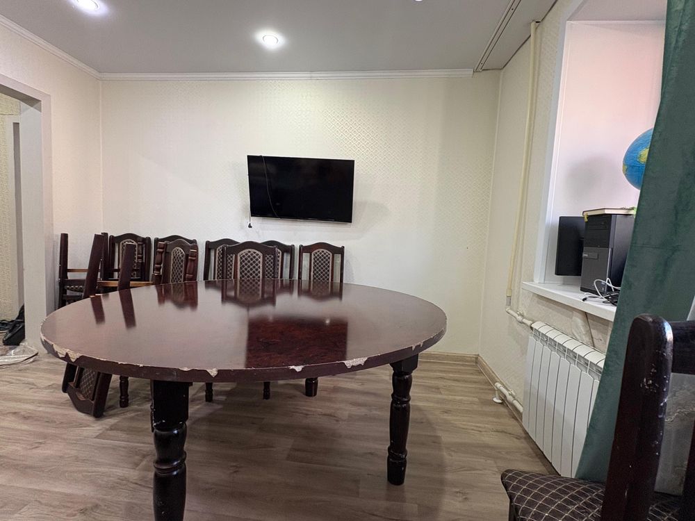 Продаю круглый стол и 12 стульев
