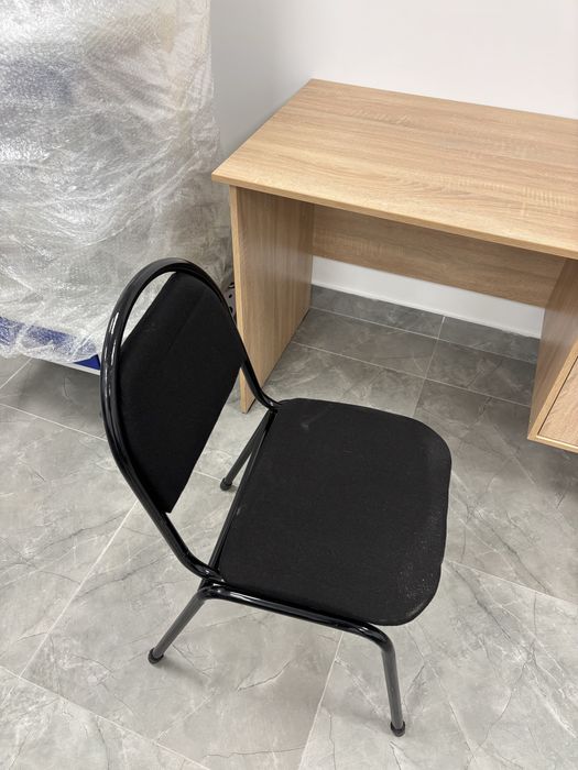 Стулья и стол для офиса