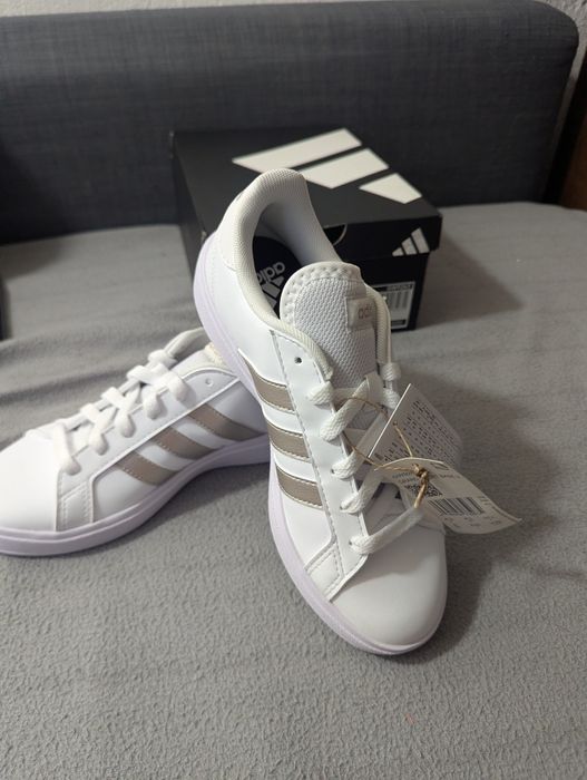 De vânzare adidași