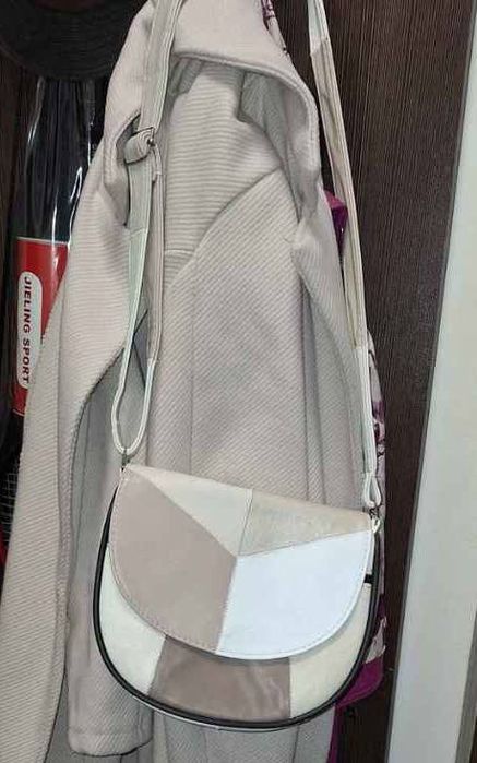 Бежова чанта с дълга дръжка от естествена кожа