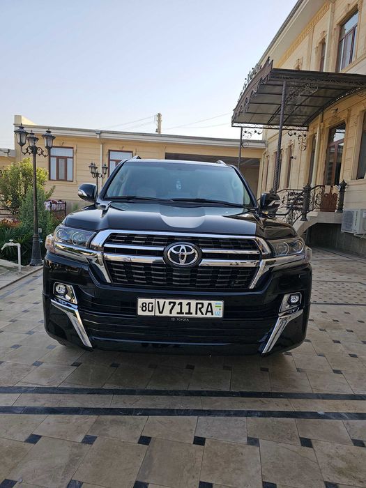 TOYOTA Land Cruiser 200