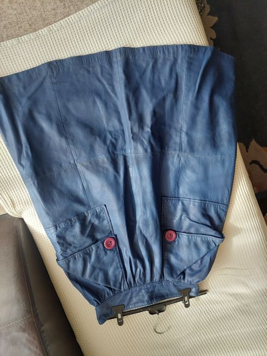 Синя кожена пола