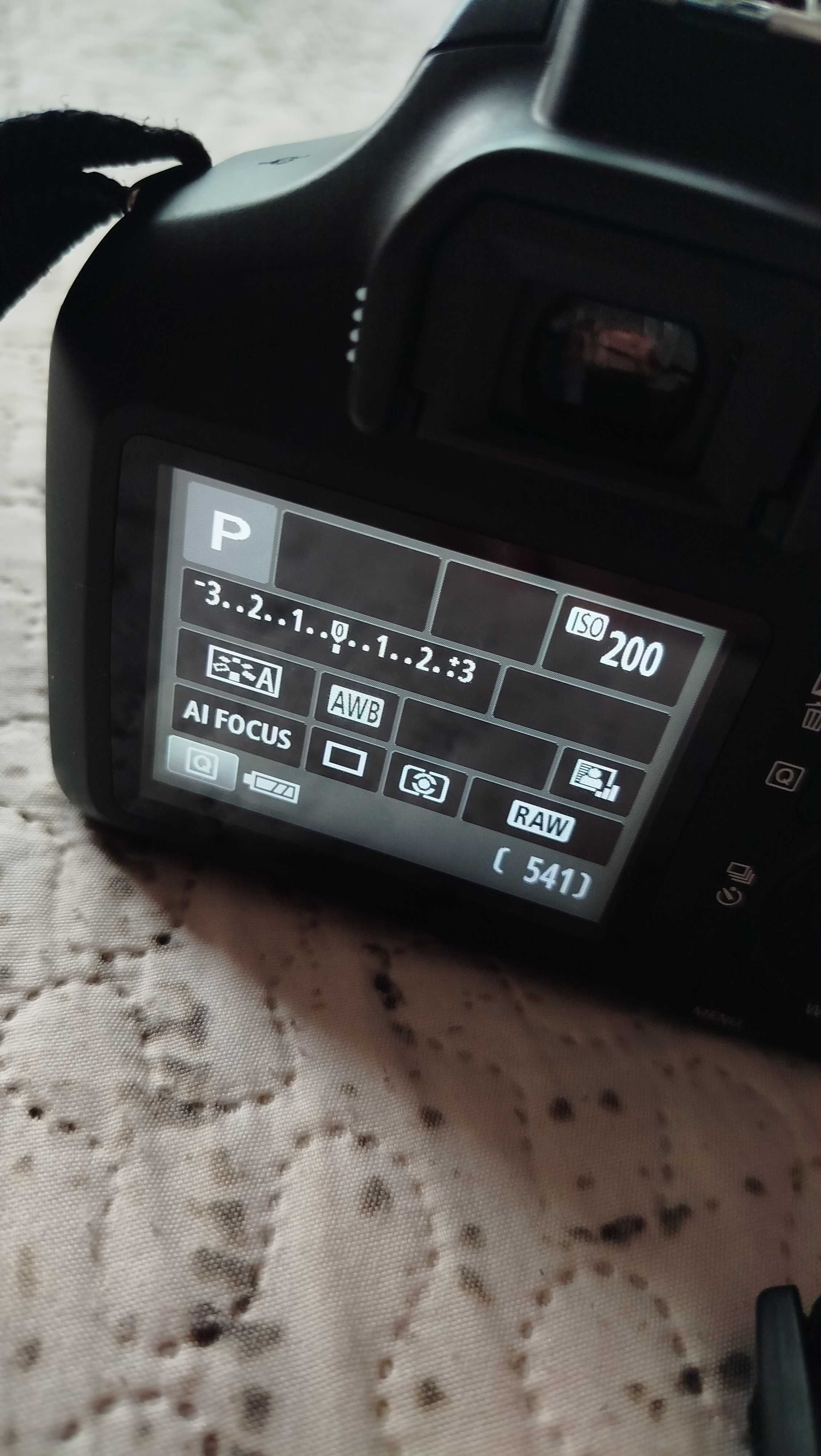 Продавам фотоапарат Canon EOS 4000d
