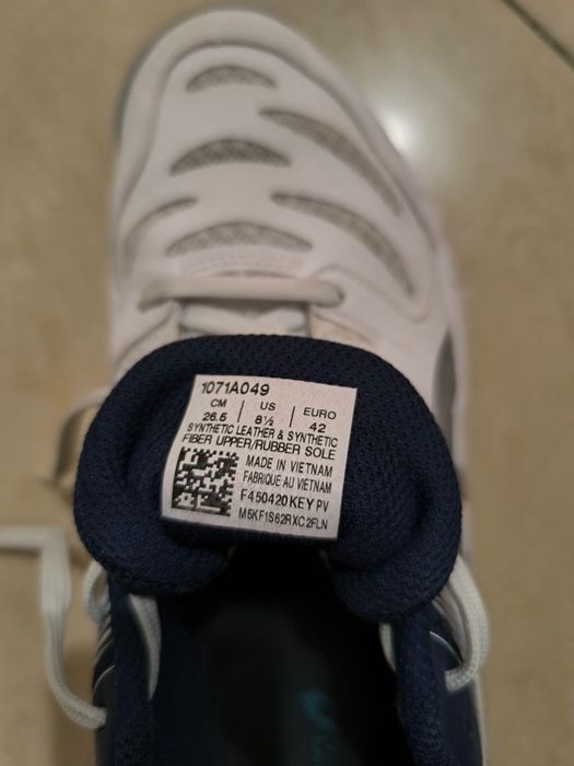 Волейболни обувки asics.