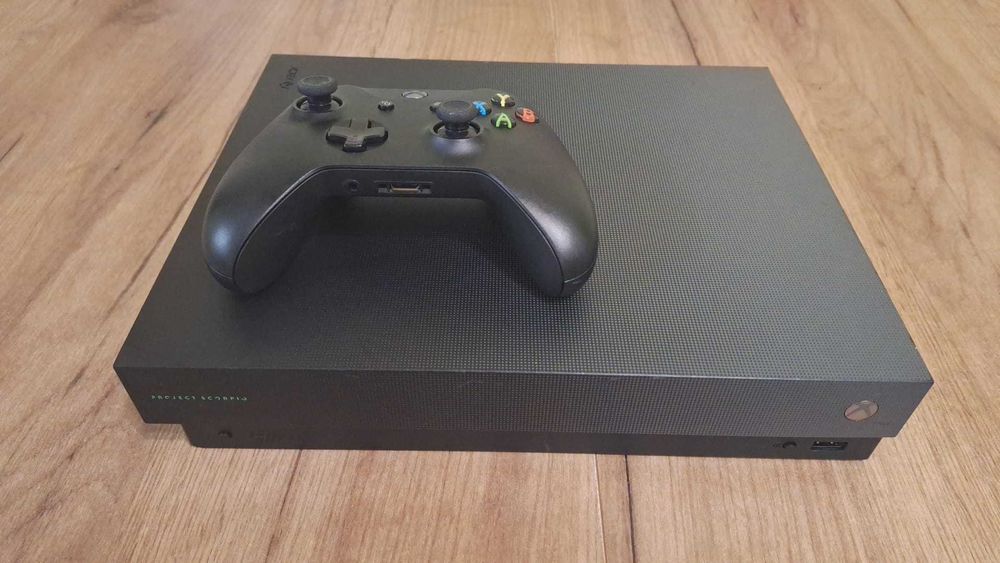 XBOX ONE X cu Hdd de 1 TB  si o maneta