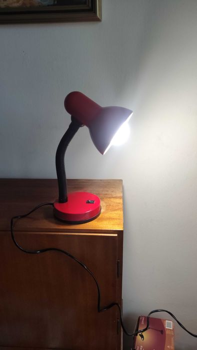Настолна червена лампа