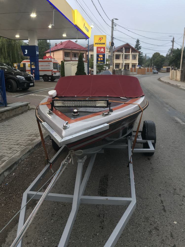 Barca cu Motor si Sonar