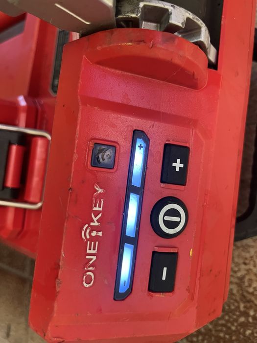 LED прожектор със стойка MILWAUKEE M18 ONERSAL