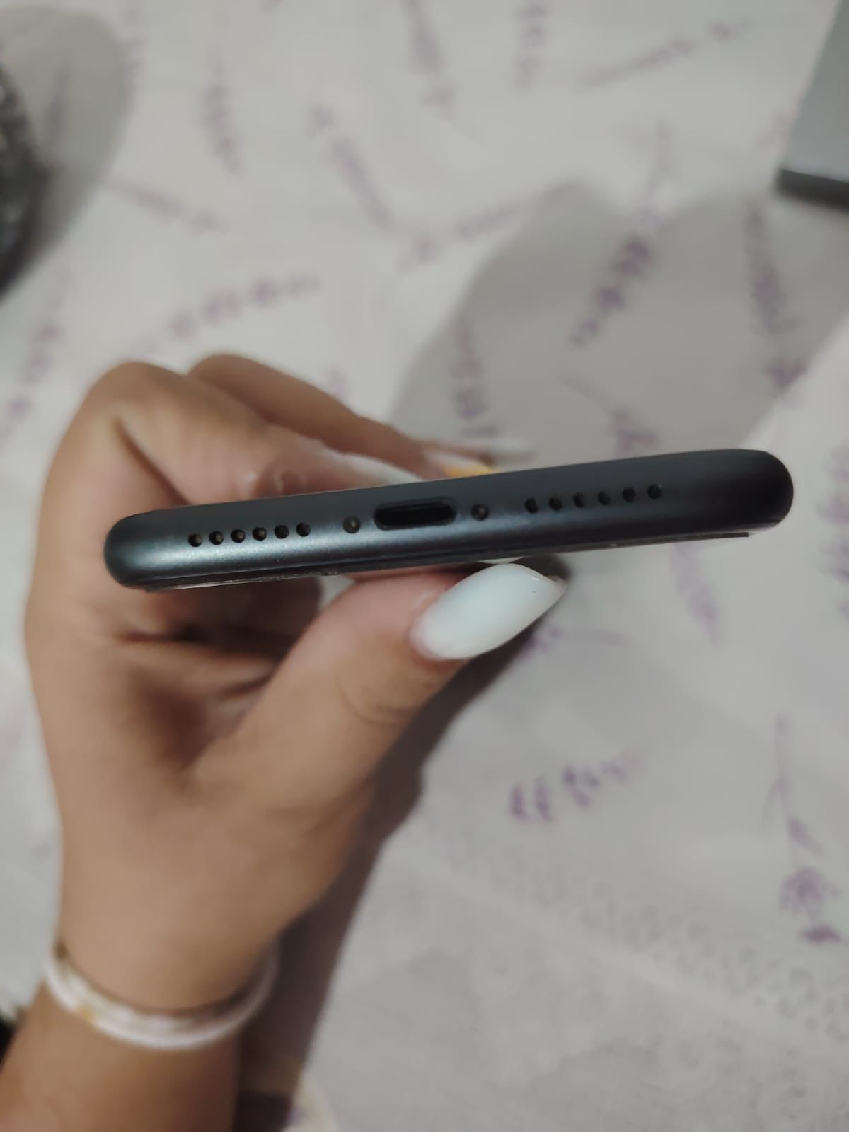 Vând iPhone 11 simplu