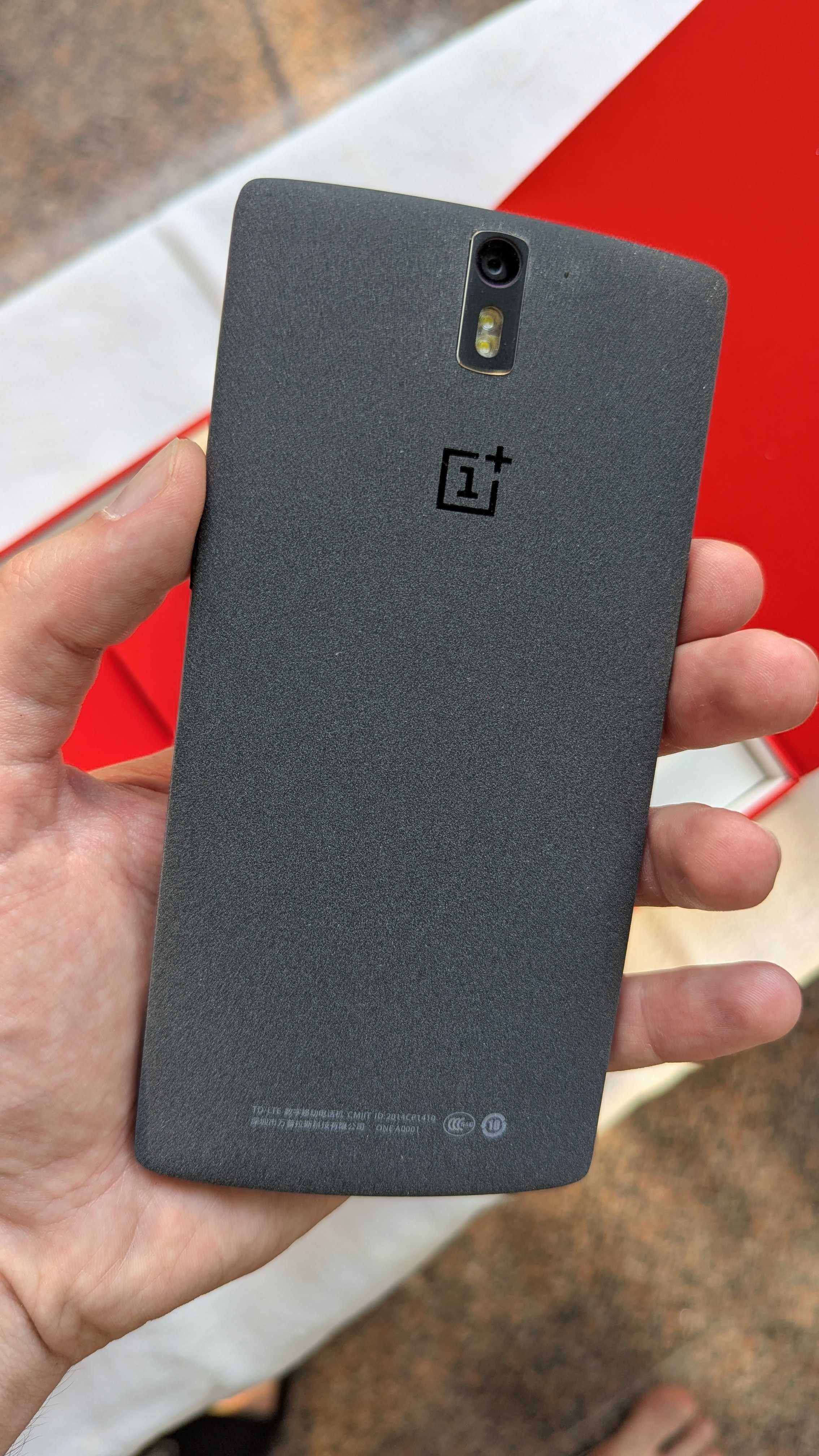 Telefon OnePlus One (model 2014), cu carcasă și accesoriile originale