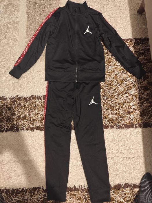 Vând trening Nike Jordan original