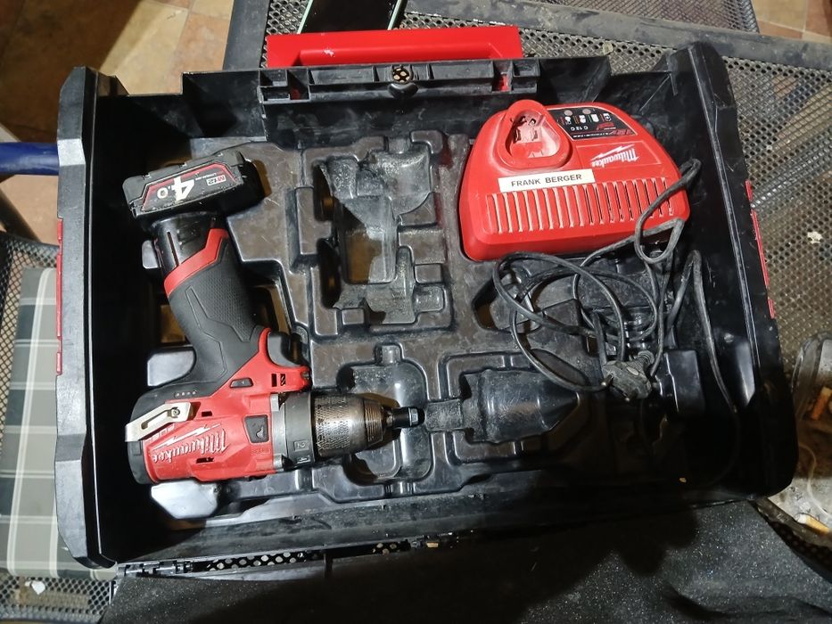 Filetantă brushless MILWAUKEE 12V-4A funcțional perfect