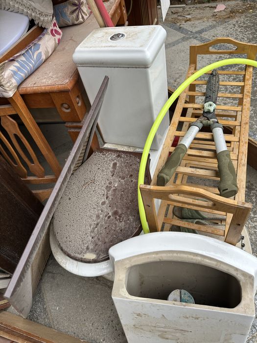 Унитаз, раковина с мебелью и ванная