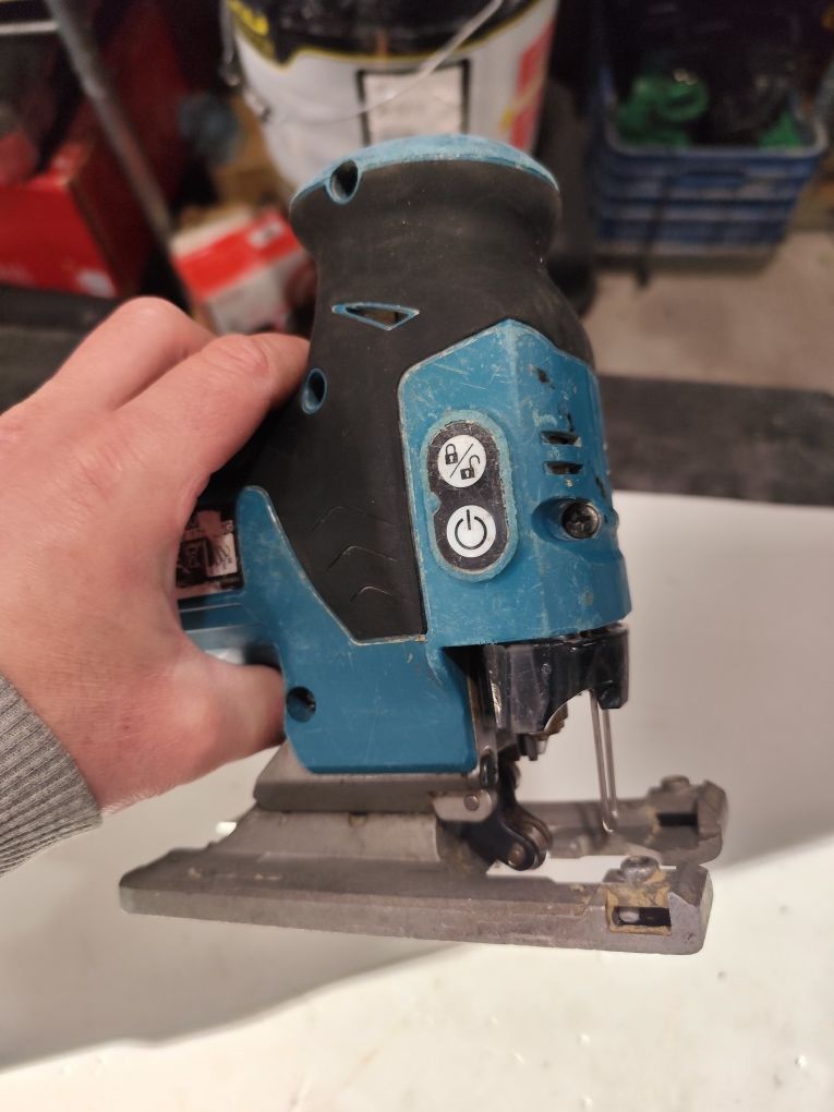 Безчетков акумулаторен прободен трион зеге Макита Makita DJV181 + 5Ah