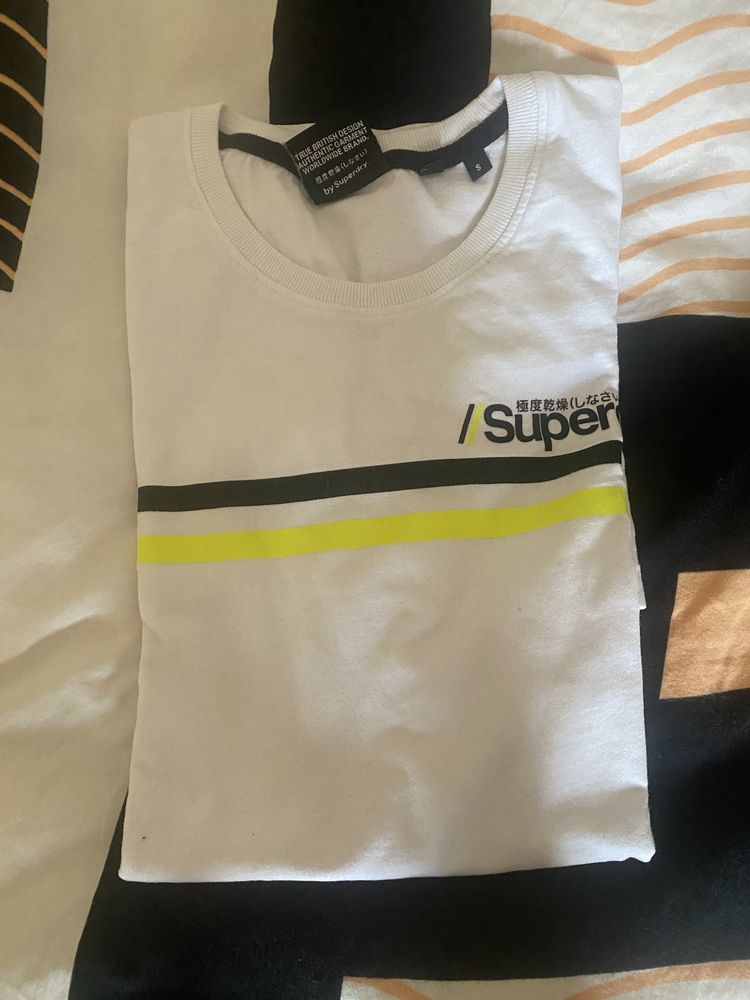 Doua tricouri superdry marimea S,alb si negru(nu nike,supreme,etc.)