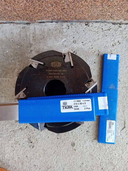 Vând freze noi cu cuțite de rezerva.