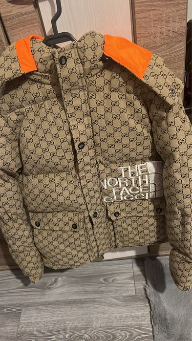 Geaca de iarna ,este foarte groasa,are un material foarte bun.Recomand