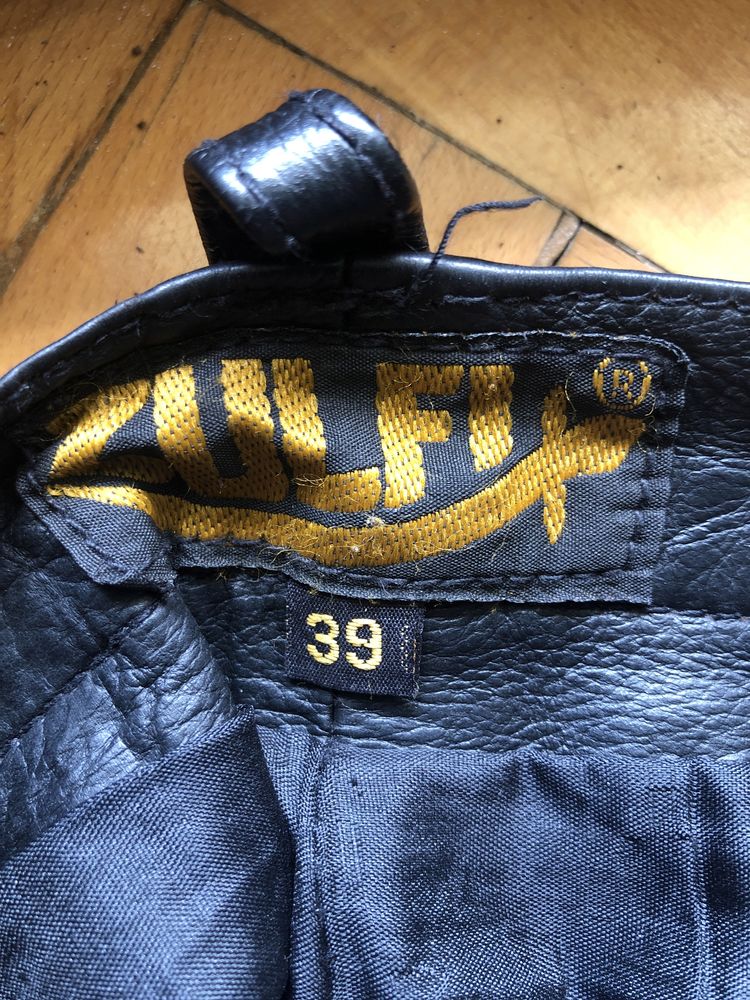 Pantaloni din piele,culoare neagra