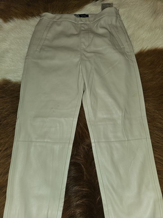 Vand pantaloni de dama piele ecologica Zara S/M alb crem