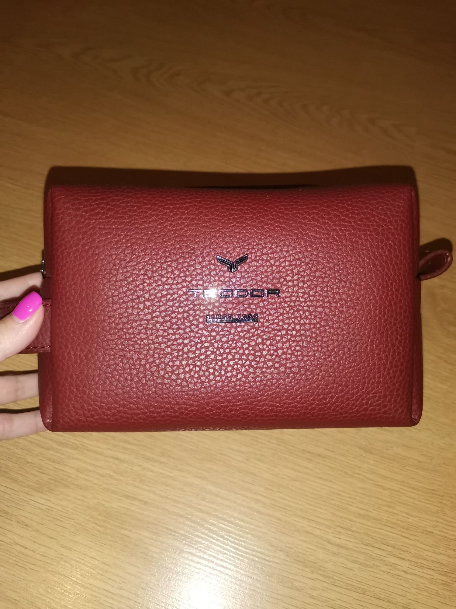 Раници Guess и Verde несесер на Teodor